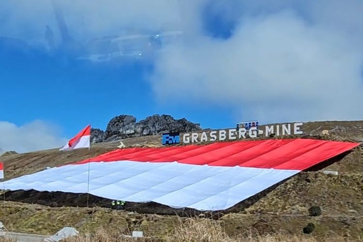 Bendera merah Putih yang dibentangkan di Grasberg, Mimika, Papua Tengah, Rabu (16/8/2023), untuk dicatatkan sebagai rekor dunia. 