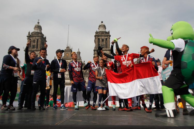 Pemain dan tim official Indonesia bernyanyi bersama usai menerima plakat sebagai urutan 10 Homeless World Cup 2018 usai dikalahkan Rusia 9-3 di final Fundación Carlos Slim Trophy dalam Homeless World Cup (HWC) 2018 di Zocalo Capitalino, Mexico City, Minggu (18/11). Rusia berhasil mengalahkan Indonesia dengan skor 9-3 namun demikian Indonesia mendapatkan Ishmail Fair Play Award atau piala fair play terkait penampilannya di HWC 2018.