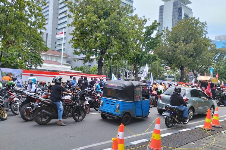 Situasi aksi demonstrasi di depan Balai Kota DKI Jakarta, Gambir, Jakarta Pusat, Rabu (10/10/2022