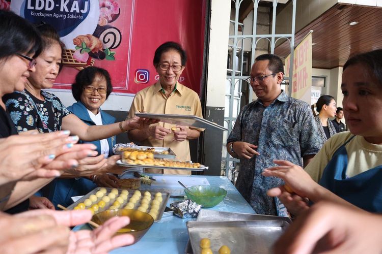 Direktur Sido Muncul Irwan Hidayat berkunjung ke kelas pelatihan keterampilan disabilitas Lembaga Daya Dharma Keuskupan Agung Jakarta, Senin (24/6/2019)