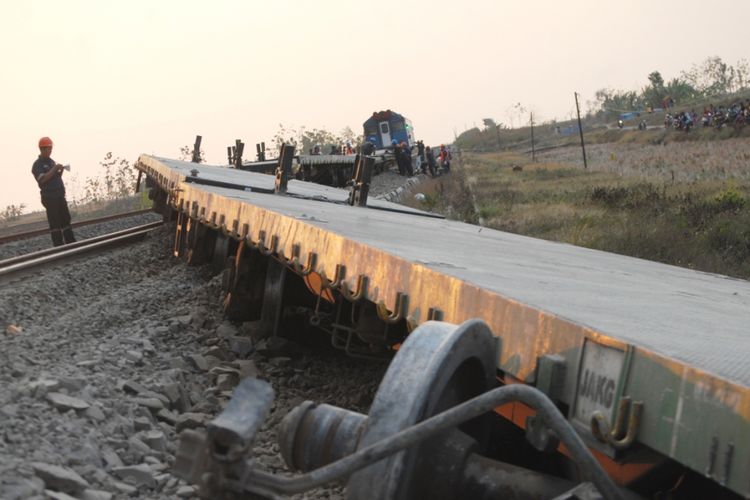 Kereta Api barang jurusan Surabaya menuju Jakarta anjlok di KM 48 + 1, wilayah Desa Karangwader, Kecamatan Penawangan, Kabupaten Grobogan, Jawa Tengah, Senin (24/9/2018) siang.