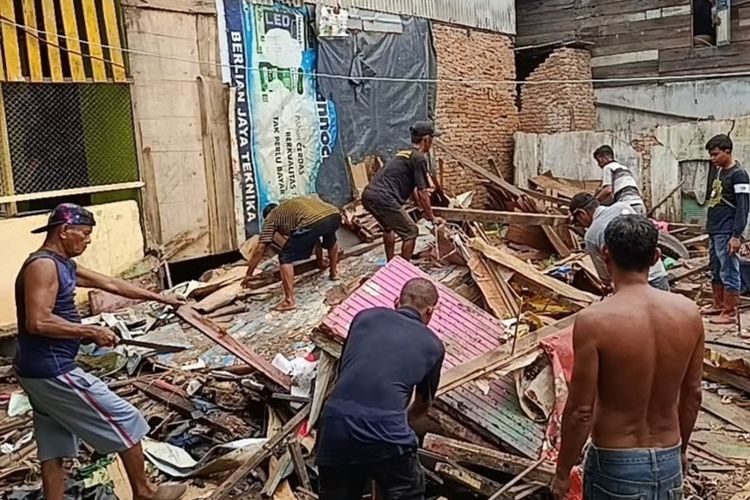 Tak Dapat Bantuan karena NIK Terdaftar Judol, Rumah Lansia yang Ambruk Diperbaiki Pakai Dana Patungan