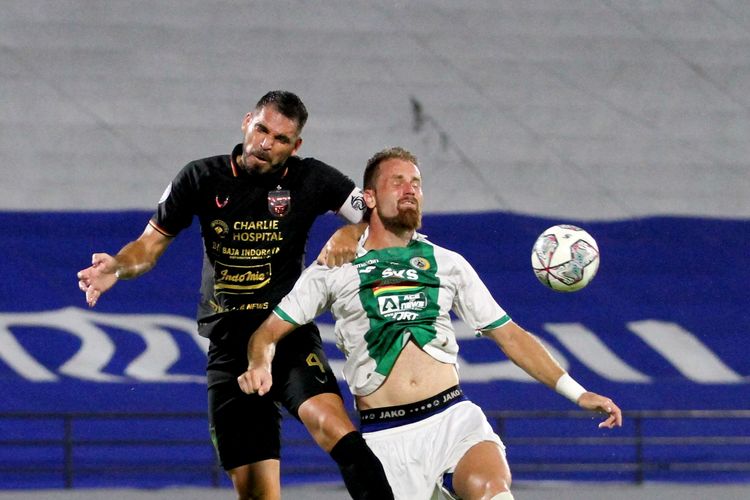 Pemain PSIS Semarang Wallace Costa Alves duel dengan pemain PSS Sleman Mario Maslac saat pertandingan pekan 31 Liga 1 2021-2022 yang berakhir dengan skor 0-1 di Stadion Kapten I Wayan Dipta Gianyar, Rabu (16/3/2022) malam.