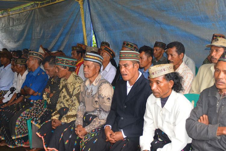 Perpaduan rombeng rajong dengan topi songke Manggarai Raya, Selasa (21/3/2017) yang dipakai oleh semua kalangan saat acara kekeluargaan di Kampung Mano, Kecamatan Pocoranaka, Kabupaten Manggarai Timur, Nusa Tenggara Timur. Dua topi ini selalu dipakai oleh orang tua, orang muda saat ritual adat maupun acara perkawinan di wilayah Manggarai Raya.  