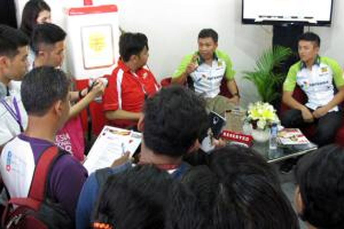 Rio Haryanto dan VP Corporate Communication Pertamina Ali Mundakir dalam meet and greet di booth Pertamina IIMS 2014.