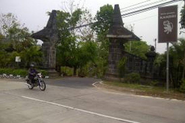 Tugu masuk kawasan Dukuh Talunkacang Kelurahan Kandri Kecamatan Gunungpati atau kawasan wisata Goa Kreo Kota Semarang (Puji Utami/Kompas.com)