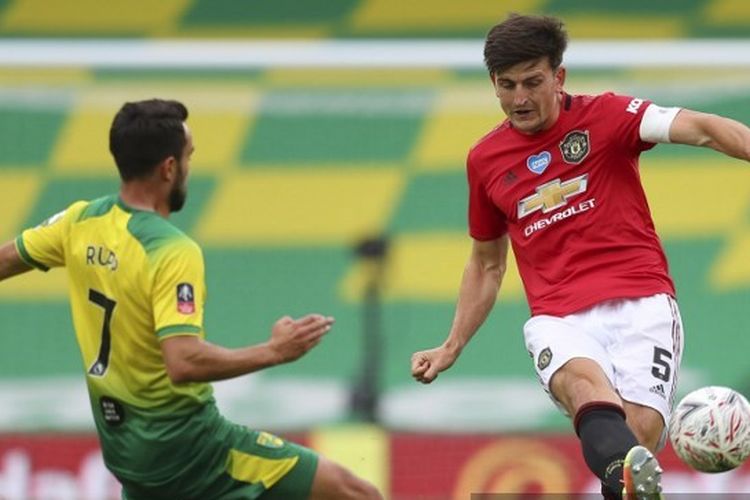 Harry Maguire mencoba melewati hadangan Lukas Rupp dalam laga Norwich City vs Manchester United pada babak perempat final Piala FA di Carrow Road, Sabtu (27/6/2020) atau Minggu dini hari WIB.