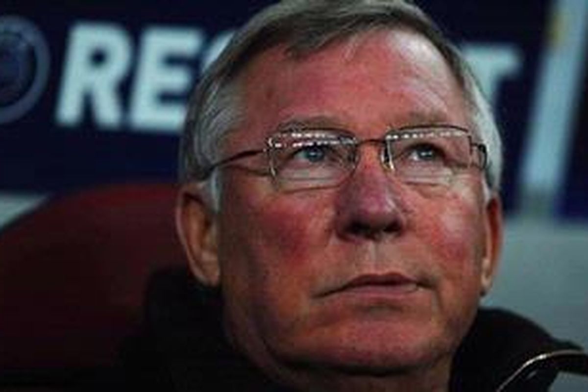 Manajer Manchester United, Alex Ferguson, menyaksikan anak-anak didiknya bertanding melawan Otelul Galati, pada pertandingan fase Grup C Liga Champions, di Stadionul National, Selasa (18/10/2011).