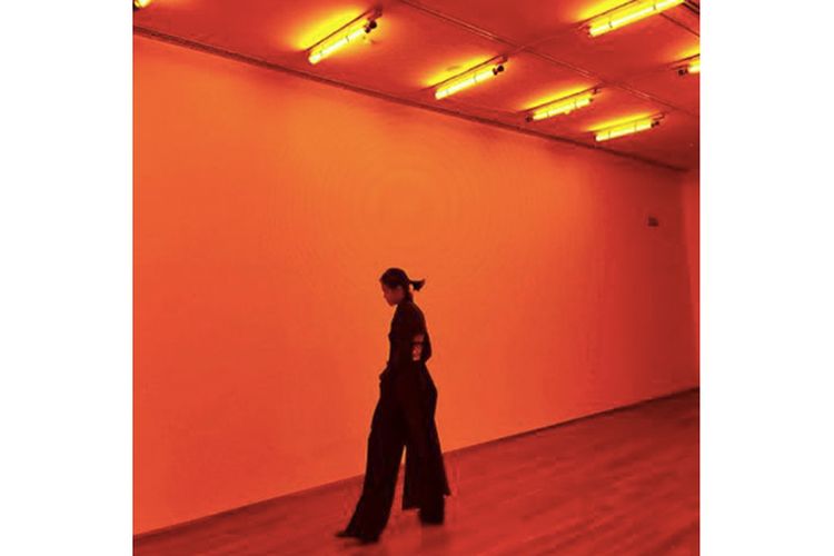 Caption: Talitha Maranila berpose di salah satu karya Olafur Eliasson di National Gallery Singapore. (dok. @Talmaranila)