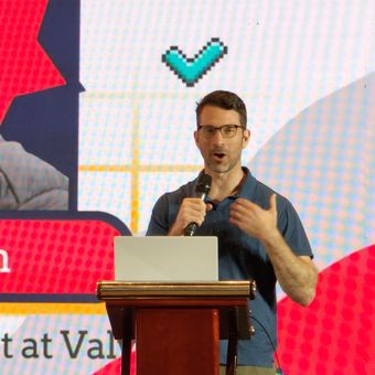 Business Development Valve, Erik Peterson menyebut game CS2 bakal mendukung Bahasa Indonesia, dalam acara IGDX Conference 2023 di The Stones Hotel, Bali, Jumat (13/10/2023) .
