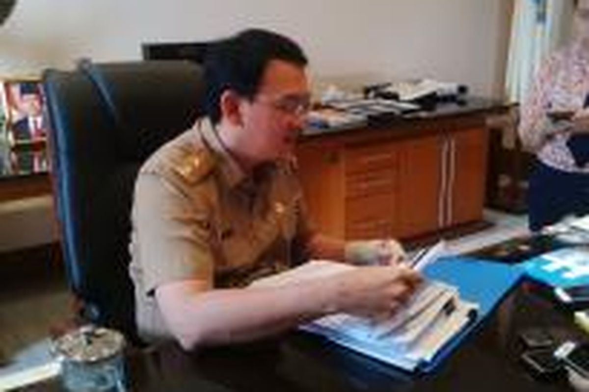 Wakil Gubernur DKI Jakarta Basuki Tjahaja Purnama terkejut saat mendapat surat permohonan izin penyelenggaraan bagi-bagi es krim gratis oleh PT Unilever, di Balaikota Jakarta, Selasa (13/5/2014).