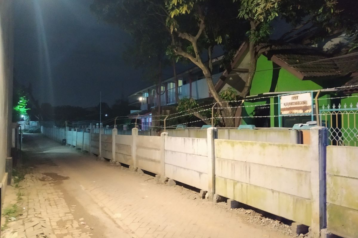 Dinding sepanjang kurang lebih 300 meter yang menutupi akses Asep beserta keluarga yang tinggal menetap di gedung fitness di balik dinding tersebut. Lokasi dinding dan gedung fitness itu berada di Tajur, Ciledug, Kota Tangerang, Banten.