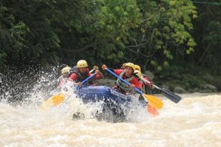 Wisatawan lokal menikmati arus deras di Lawe Alas, Aceh Tenggara, Aceh. 