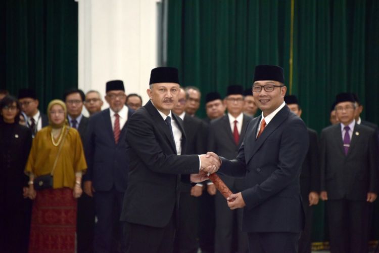 Gubernur Jawa Barat Ridwan Kamil saat melantik Setiawan Wangsaatmaja sebagai Sekda Jabar di Gedung Sate, Jalan Diponegoro, Jumat (14/2/2020).