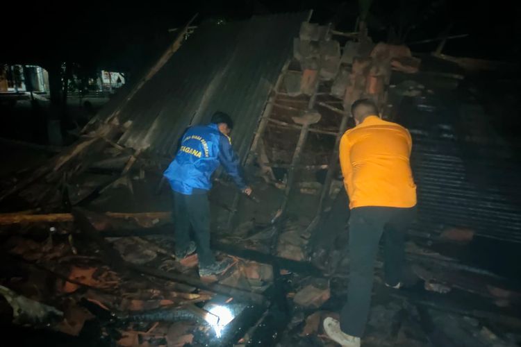 Foto: Kebakaran rumah di Desa Sopet, Kecamatan Jangkar, Kabupaten Situbondo, Provinsi Jawa Timur pada Sabtu (16/9/2023). 
