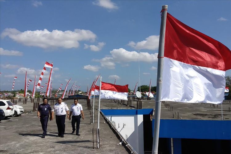 Bendera merah putih berkibar di Terminal Penumpang Tipe A Tirtonadi Solo, Jawa Tengah, Senin (5/8/2019).