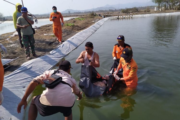 2019-08-26 13:59:57Satlinmas Rescue Istimewa (SRI) Wilayah V Kulon Progo, DIY, mengevakuasi warga tenggelam di kolam tambak udang.