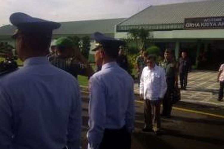 Wakil Presiden Jusuf Kalla saat menerima laporan menjelang penerbangannya dari Semarang, Jawa Tengah untuk melanjutkan kunjungan kerjanya ke sejumlah tempat di Jawa Timur, Jumat (5/12/2014).