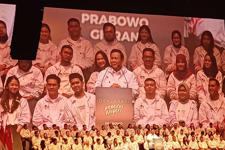 Bacapres Koalisi Indonesia Maju Prabowo Subianto saat menerima dukungan dari relawan Penerus Negeri di Djakarta Teather, Jakarta Pusat, Sabtu (28/10/2023).