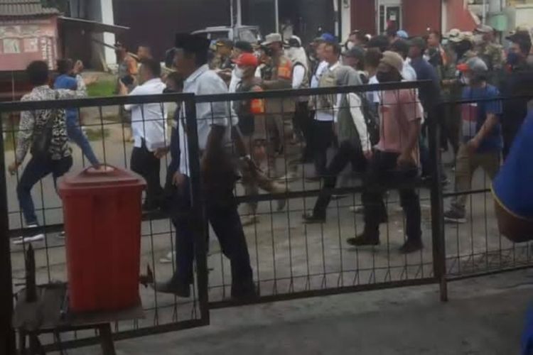 Kericuhan terjadi saat upaya relokasi Pasar Rengasdengklok, Karawang, Jawa Barat, Rabu (7/12/2022). Upaya relokasi gagal untuk ketiga kalinya, bahkan petugas gabungan hingga rombongan Bupati Karawang Cellica Nurrachadiana dipukul mundur.