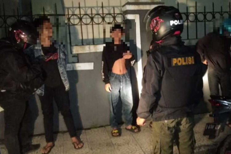 Tim Maung Galunggung Polresta Tasikmalaya menangkap puluhan remaja yang hendak tawuran membawa batu sampai kunci roda di beberapa titik wilayah Kota Tasikmalaya, Jawa Barat, Minggu (24/4/2022) dini hari.