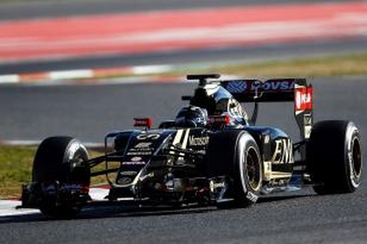 Pebalap Lotus asal Perancis, Romain Grosjean, mengendarai mobilnya pada sesi uji coba di Sirkuit de Catalunya, Barcelona, Minggu (22/2/2015).