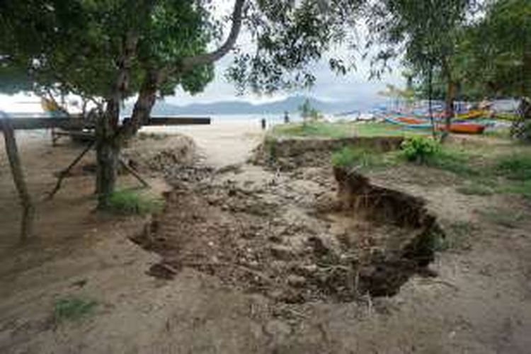 Salah satu sisi Pulau Merah yang rusak akibat luapan lumpur Jumat (19/8/2016)