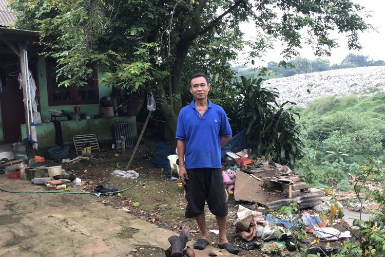 Sadeli (50), warga di Jalan Usman Bontong RT 03 RW 02, Pasir Putih, Sawangan, Kota Depok, Jawa Barat ditemui di rumahnya yang berada di pinggir jurang. Rumah Sadeli terancam runtuh jika longsor kembali terjadi.