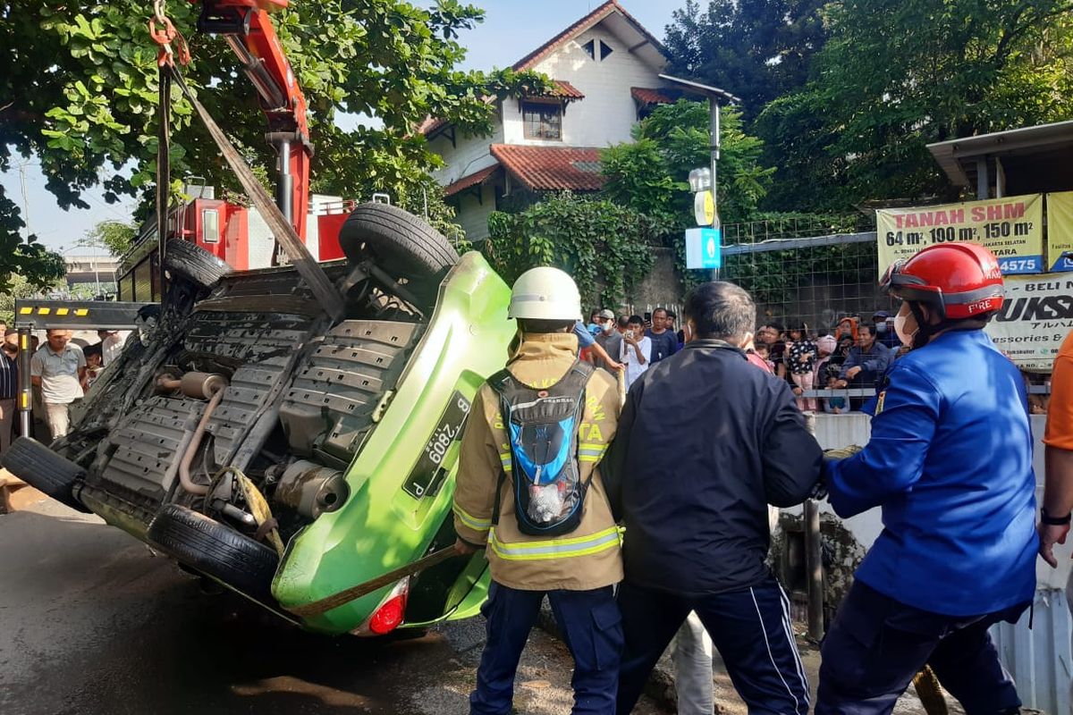 Evakuasi mobil tercebur di Kali Krukut, Ciganjur, Jakarta Selatan oleh Suku Dinas Gulkarmat DKI Jakarta, Minggu (8/5/2022) pagi.