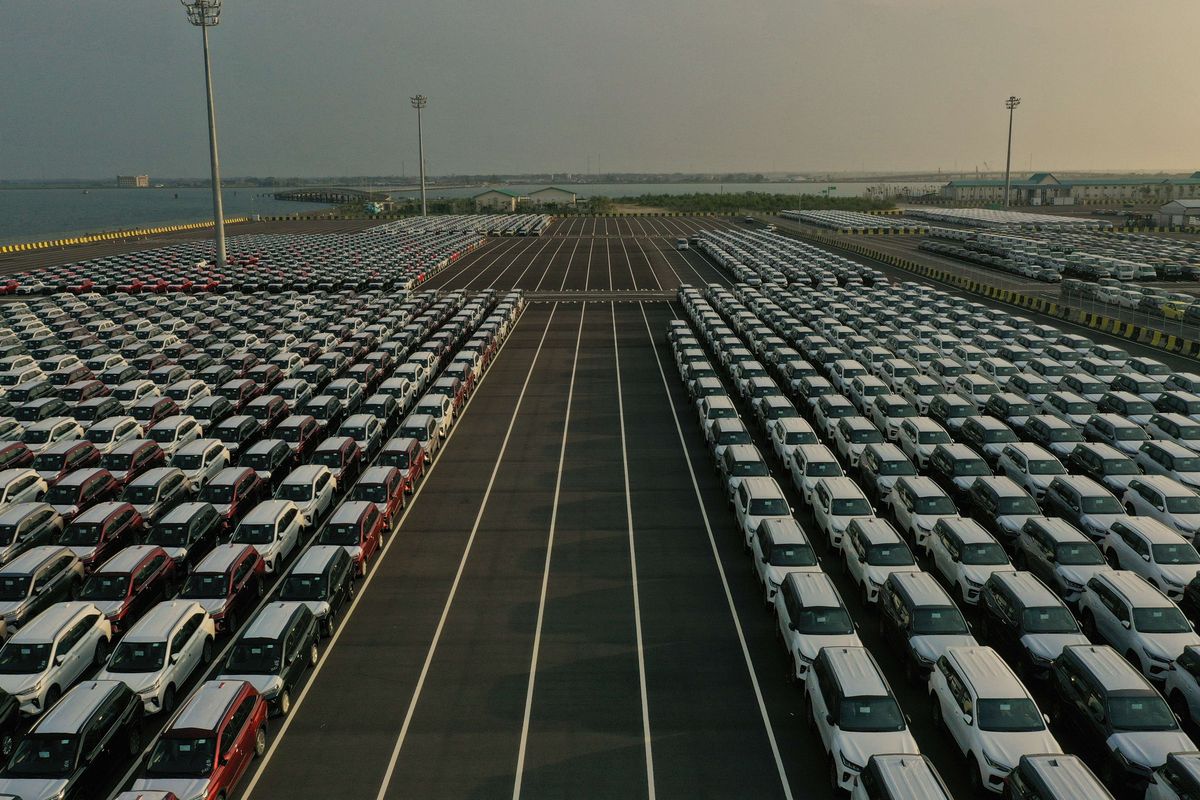 Deretan mobil terparkir di Pelabuhan Patimban, Subang, Jawa Barat, Selasa (29/3/2022). Pelabuhan Patimban menargetkan dapat melayani sekitar 160.000 unit kendaraan pada 2022.