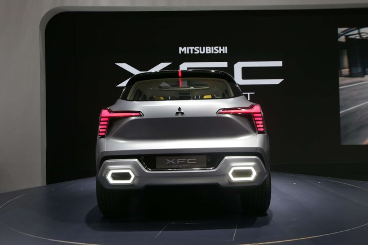 Mobil konsep Mitsubishi XFC Concept dipamerkan di ajang Indonesia International Motor Show (IIMS) 2023 di JIExpo, Kemayoran, Jakarta Pusat, Kamis (16/2/2023). Mobil konsep ini siap menyapa para pengunjung pameran otomotif tersebut.