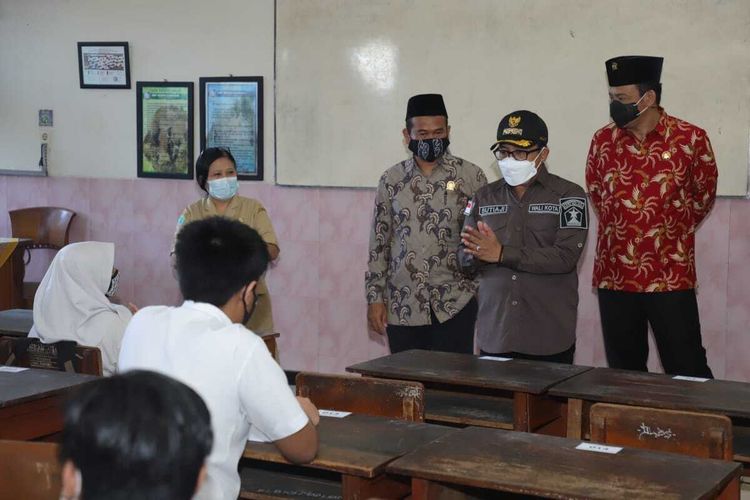Wali Kota Malang, Sutiaji saat meninjau pelaksanaan sekolah tatap muka, Senin (19/4/2021).