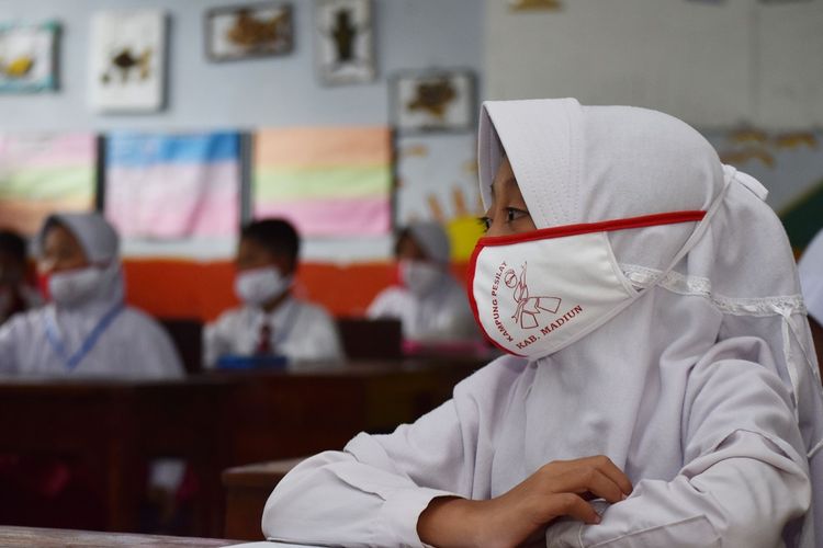 Murid SD mengikuti simulasi belajar tatap muka dengan menerapkan protokol kesehatan pencegahan penularan COVID-19 di SDN 1 Kare, Kabupaten Madiun, Jawa Timur, Senin (14/12/2020). Simulasi tersebut sebagai persiapan pelaksanaan belajar secara tatap muka pada masa pandemi COVID-19 yang akan dimulai 4 Januari 2021. ANTARA FOTO/Siswowidodo/aww.