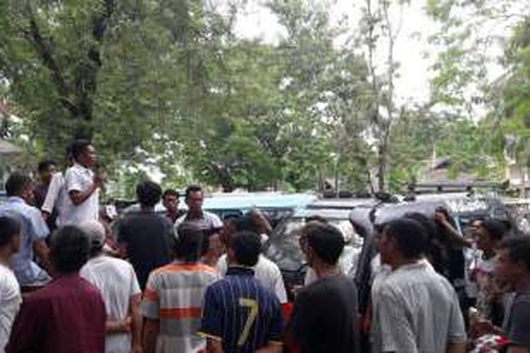 Ratusan sopir angkot di Kendari mogok dan mendatangi kantor Wali Kota Kendari