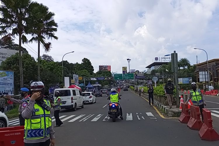 Situasi penerapan rekayasa lalu lintas satu arah atau one di Simpang Gadog, Ciawi, Kabupaten Bogor, Jawa Barat.