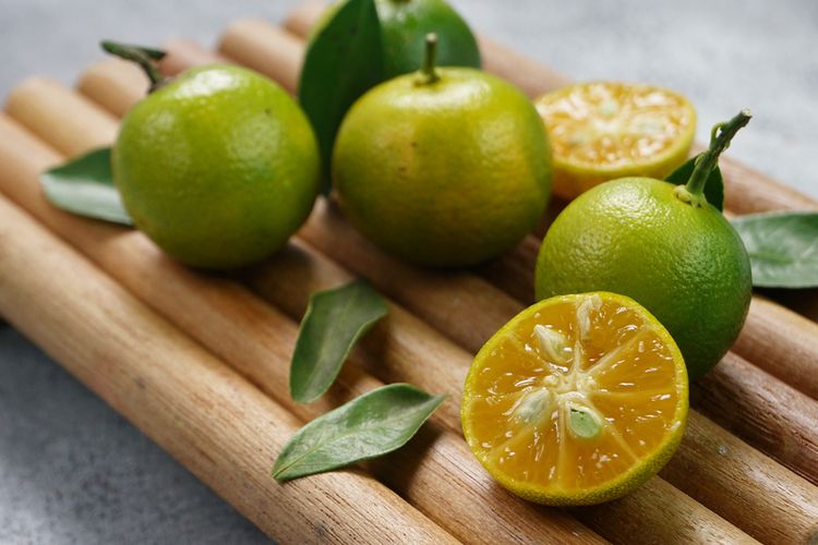 Ilustrasi jeruk lemon cui atau jeruk kasturi. 