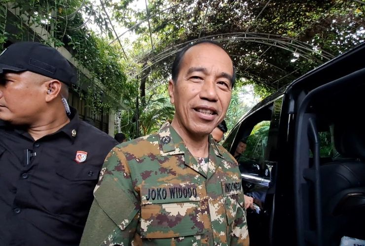 Jokowi ke Retreat Kepala Daerah, Berseragam Komcad Ikut Parade Senja
