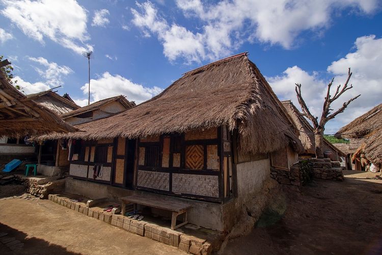 Rumah adat Suku Sasak di Desa Sade, Lombok DOK. Shutterstock/Ibenk_88