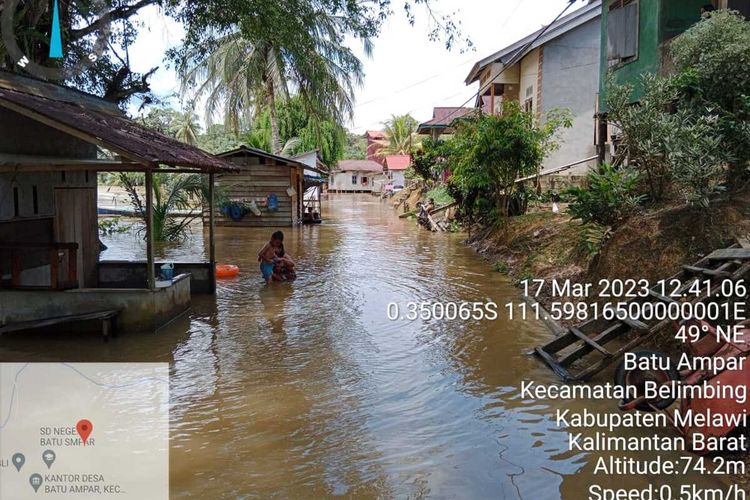 Sebanyak 95 desa di 7 kecamatan, Kabupaten Melawi, Kalimantan Barat (Kalbar) dilaporkan terendam banjir, hingga Jumat (17/3/2023). Ketua Satuan Tugas Informasi Bencana Badan Penanggulangan Bencana Daerah (BPBD) Kalbar Daniel mengatakan, banjir terjadi karena adanya curah hujan tinggi ditambah meluapnya sejumlah sungai di Melawi.