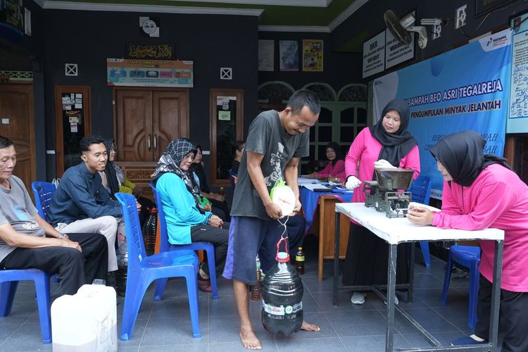 Pertamina Bidik Minyak Jelantah dari MBG untuk Bahan Bakar Pesawat