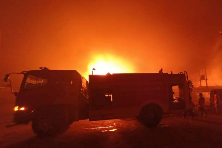 Kebakaran melanda sebuah pabrik pupuk di Mranggen, Kabupaten Demak, Kamis (21/7/2022) petang. 