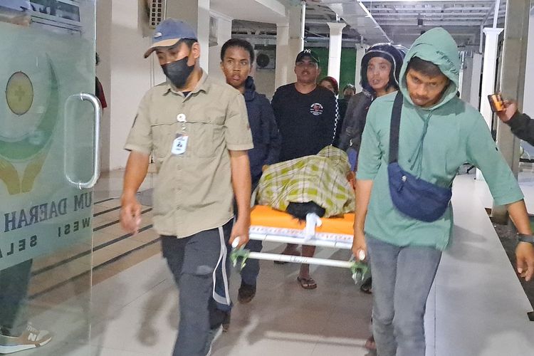 Muh Fahriansyah anggota KPPS Makassar yang meninggal dunia saat dibawa menggunakan tandu dari ruang ICU RS Haji Makassar, Sulsel, Senin (19/2/2024) malam.