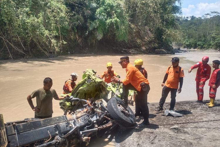 Evakuasi bangkai truk yang terbawa arus Sungai Pekacangan Banjarnegara, Jawa Tengah, Sabtu (9/12/2023).