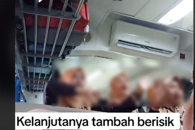 Video Viral Rombongan Ibu-ibu Bernyanyi di Lorong Kereta, Petugas Disebut Tak Menegur