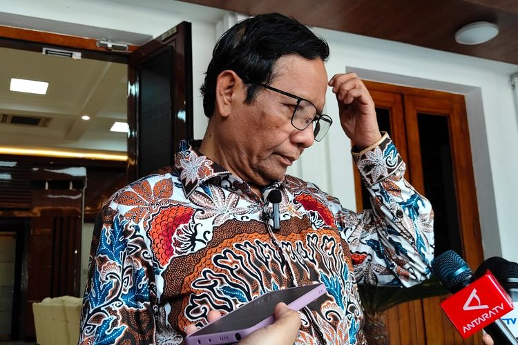 Calon wakil presiden nomor urut 3 Mahfud MD ditemui di Kantor Kemenko Polhukam, Jakarta, Selasa (9/1/2024).