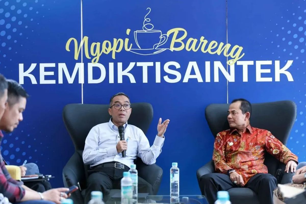 Menteri Pendidikan Tinggi, Sains, dan Teknologi (Mendiktisaintek), Brian Yuliarto (kiri) saat menerima kunjungan para perwakilan dosen dan tendik PPPK PTNB di Jakarta, Kamis (22/5/2025).