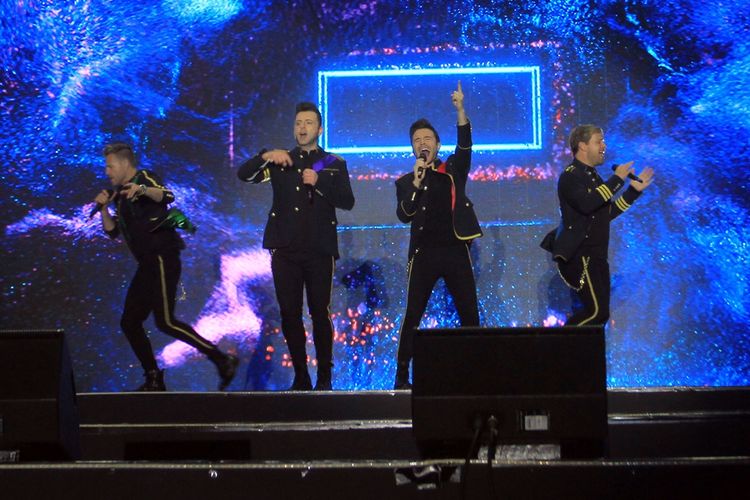 Konser Westlife yang berlangsung di stadion Glora Jakabaring Palembang, Sumatera Selatan dipadati ribuan fans, baik dari tanah air maupun mancanegara. Dalam konser tersebut, sebanyak 18 lagu dimainkan oleh group musik asal Inggris tersebut,Minggu (18/8/2019).