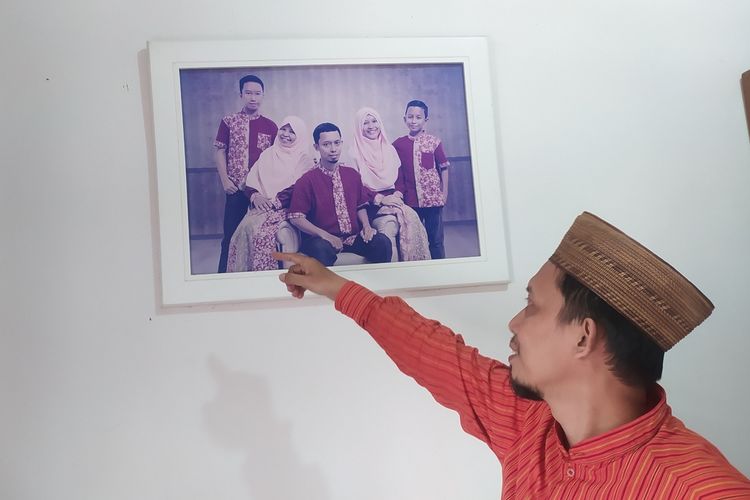 Rusmanto saat memperlihatkan foto Hammam Ishthifaulloh bersama keluarganya di Kota Semarang, Jawa Tengah