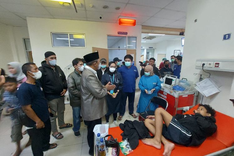 Puluhan warga dirawat di rumah sakit Mitra Kasih Kota Cimahi usai mengalami keracunan makanan pada kegiatan reses anggota DPRD Cimahi, Senin (24/7/2023).