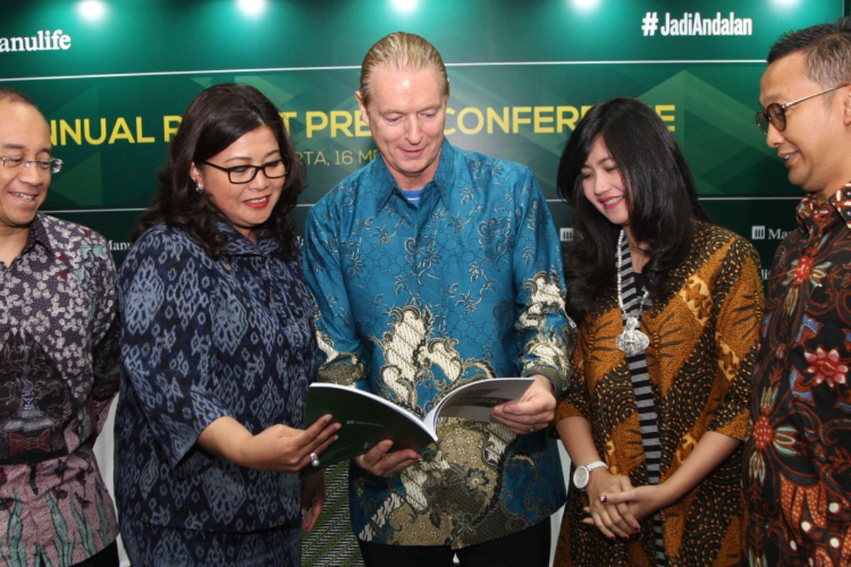 Direktur dan Chief Financial Officer Manulife Indonesia Colin Startup (tengah) bersama Presdir Manulife Aset Manajemen Indonesia Legowo Kusumonegoro (kiri), Direktur dan Chief Marketing Officer Novita Rumnganngun (kedua dari kiri), Direktur dan Chief of Employee Benefits Karjadi Pranoto (kanan), dan Direktur Chief Legal & Compliance Officer Apriliani Siregar berbincang sebelum memaparkan pertumbuhan Manulife Indonesia yang kuat di tahun 2016, di Jakarta, Selasa (16/5). Manulife Indonesia meraih pertumbuhan signifikan sepanjang 2016.